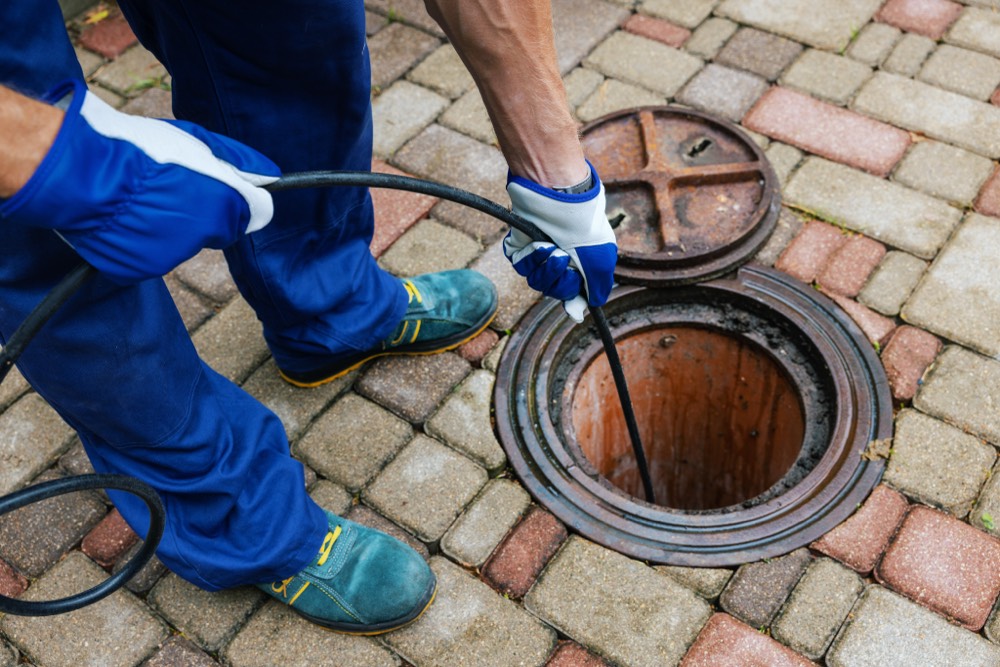 Drain jetting hose in an open manhole